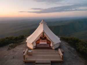 Voyager autrement : les expériences de glamping les plus insolites à travers le monde